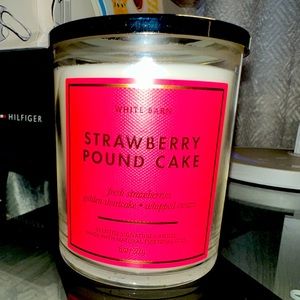 White Barn Strawberry Pound Cake Single Wick Candle